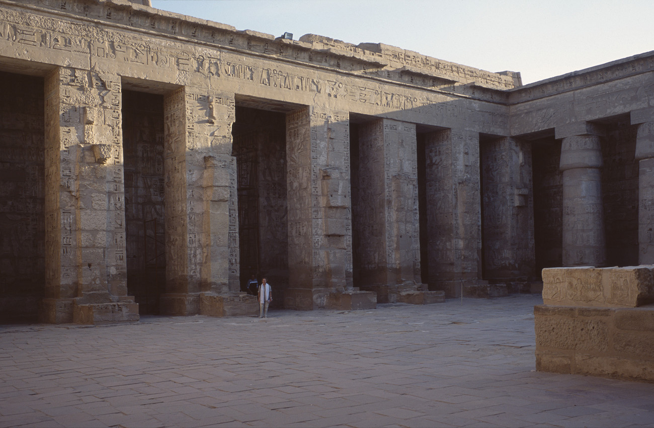 egyp11_12 temple ramses iii odette.jpg - Thèbes Ouest  temple de Ramses III Provia 100 F